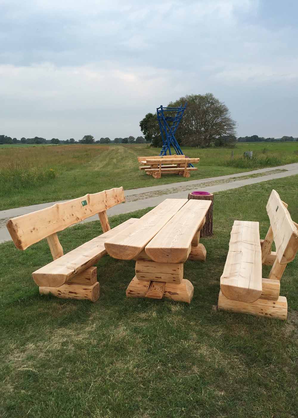 Sitzgruppe aus rustikalem Holz